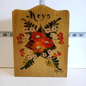 Pipka 1976 Folk Art wall mount key box